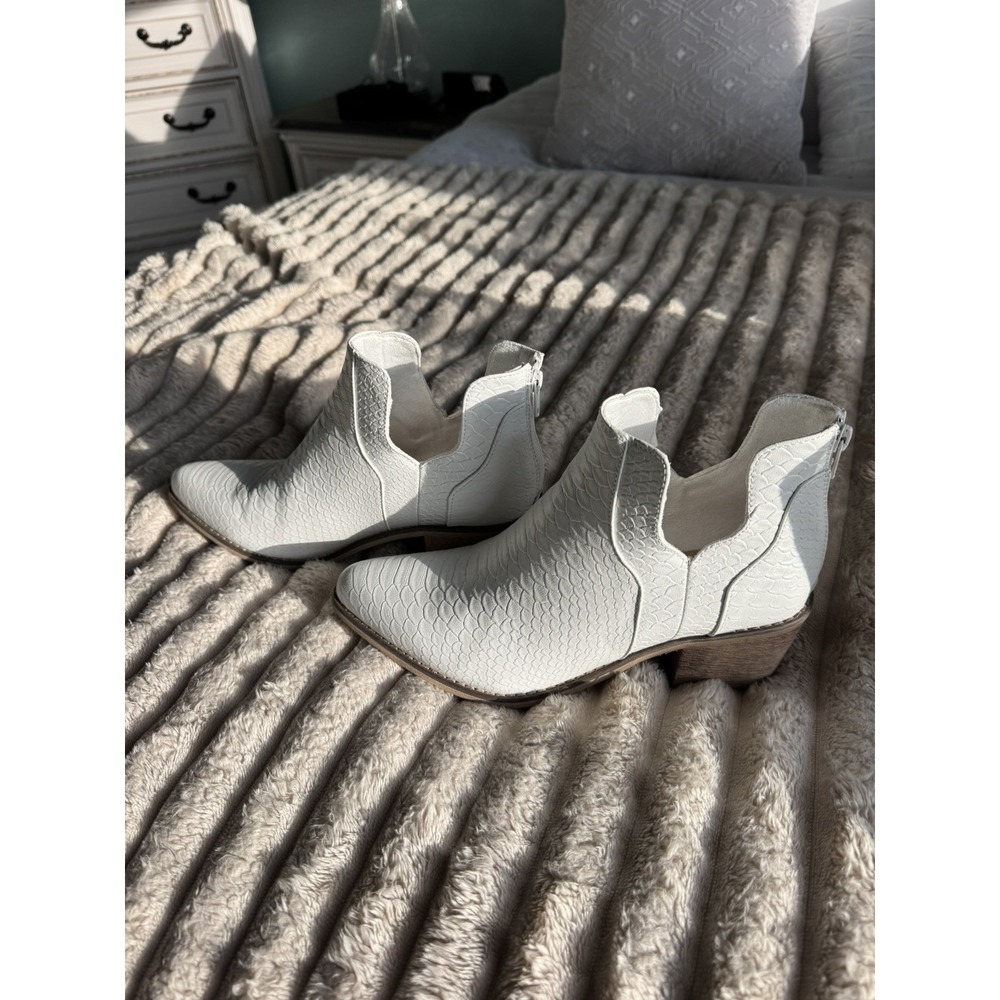 Women's Ankle Bootie V Cut Low Stacked Heel Closed Toe White  - Size 9